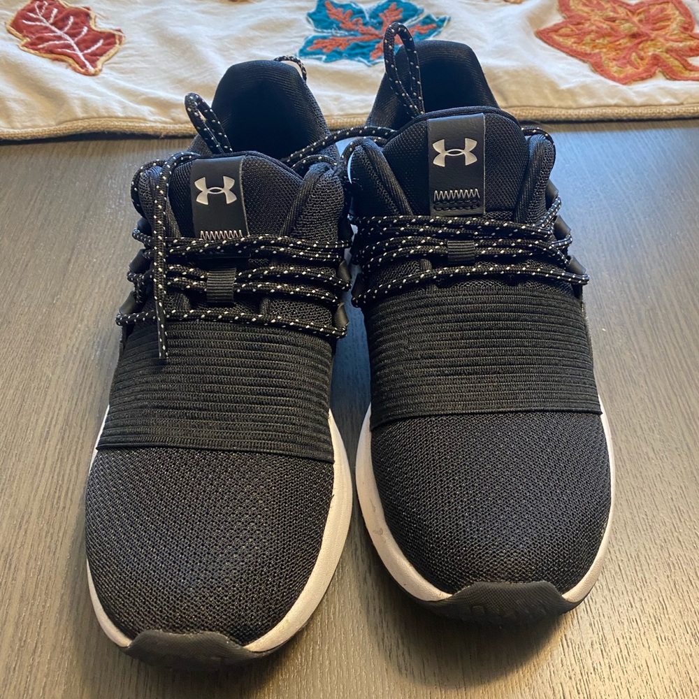 Woman’s under armour sneakers 7,5